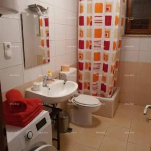 Prodaja velike, lijepe kuće sa 5 apartmana i prekrasnim pogledom na more i Krk, Novi Vinodolski!