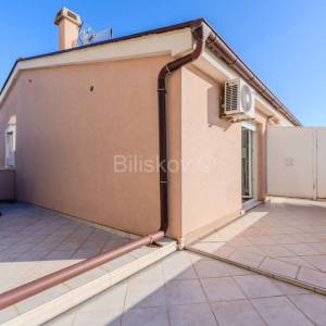 Prodaja,Crikvenica,luksuzna kuća, 4 apartmana,bazen,parking,vrt,garaža