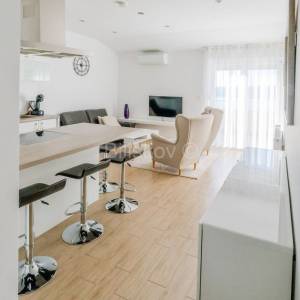 Prodaja,Crikvenica,luksuzna kuća, 4 apartmana,bazen,parking,vrt,garaža