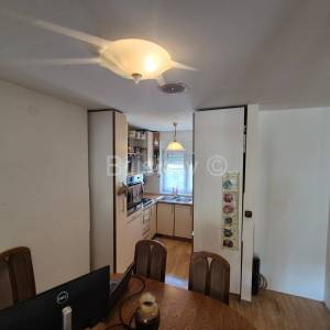 Prodaja,Maksimir,kuća u nizu na 5etaža površine 220m2,dvorište,parking