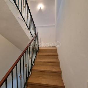 Prodaja,Maksimir,kuća u nizu na 5etaža površine 220m2,dvorište,parking