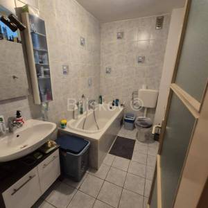 Prodaja,Maksimir,kuća u nizu na 5etaža površine 220m2,dvorište,parking