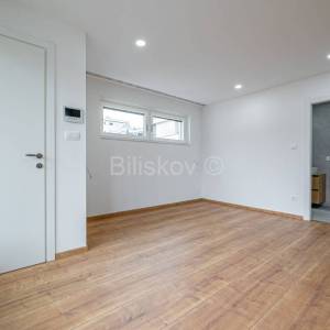 Prodaja,Mlinovi,dvojna kuća površine 152 m2,terasa,vrt,garaža,parking