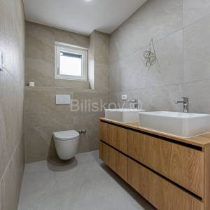 Prodaja,Mlinovi,dvojna kuća površine 152 m2,terasa,vrt,garaža,parking