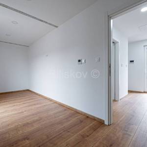 Prodaja,Mlinovi,stan površine 152 m2,terasa,vrt,garaža,parking