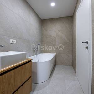 Prodaja,Mlinovi,stan površine 152 m2,terasa,vrt,garaža,parking