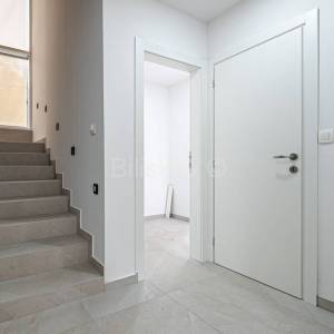 Prodaja,Mlinovi,stan površine 152 m2,terasa,vrt,garaža,parking