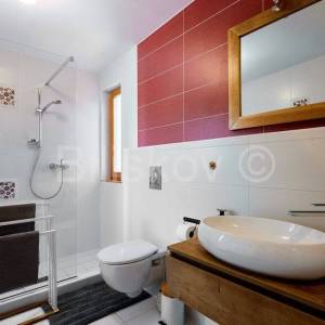 Prodaja,Rakov Potok, montažna kuća površine 179 m2,bazen,parking 