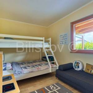 Prodaja,Rakov Potok, montažna kuća površine 179 m2,bazen,parking 