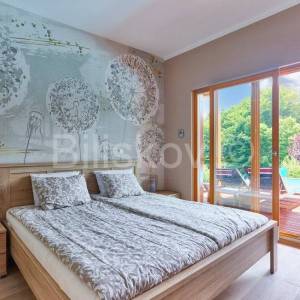 Prodaja,Rakov Potok, montažna kuća površine 179 m2,bazen,parking 