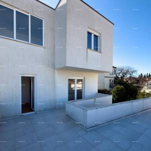 Prodaje se atraktivna kuća u Premanturi s pogledom na more