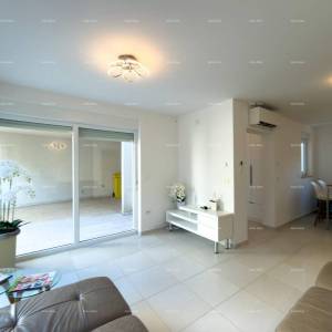 Prodaje se atraktivna kuća u Premanturi s pogledom na more