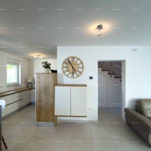 Prodaje se atraktivna kuća u Premanturi s pogledom na more