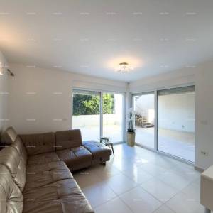 Prodaje se atraktivna kuća u Premanturi s pogledom na more