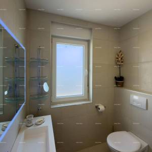 Prodaje se atraktivna kuća u Premanturi s pogledom na more