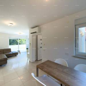 Prodaje se atraktivna kuća u Premanturi s pogledom na more