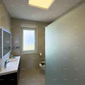 Prodaje se atraktivna kuća u Premanturi s pogledom na more