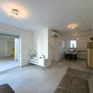 Prodaje se atraktivna kuća u Premanturi s pogledom na more