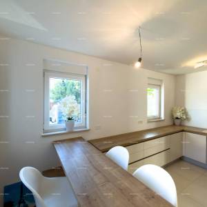 Prodaje se atraktivna kuća u Premanturi s pogledom na more