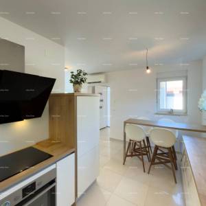 Prodaje se atraktivna kuća u Premanturi s pogledom na more