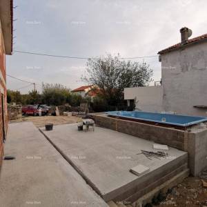 Prodaje se  atraktivna kuća u visokoj fazi gradnje, blizu Kanfanara