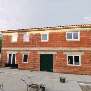 Prodaje se  atraktivna kuća u visokoj fazi gradnje, blizu Kanfanara