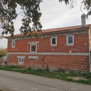 Prodaje se  atraktivna kuća u visokoj fazi gradnje, blizu Kanfanara