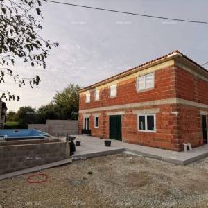 Prodaje se  atraktivna kuća u visokoj fazi gradnje, blizu Kanfanara