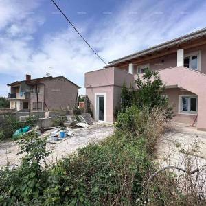 Prodaje se fantastična kuća sa tri stana u Medulinu!