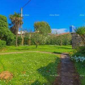 Prodaje se kuća s građevinskim zemljištem, 200 m od plaže – Umag/Savudrija