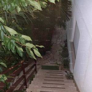 Prodaje se  kuća sa tri stana, Umag