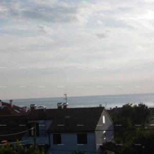 Prodaje se  kuća sa tri stana, Umag