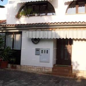 Prodaje se  kuća sa tri stana, Umag