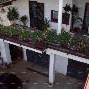 Prodaje se  kuća sa tri stana, Umag