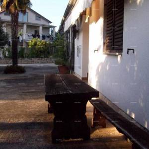 Prodaje se  kuća sa tri stana, Umag