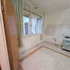 Prodaje se  kuća sa tri stana, Umag