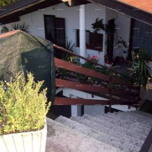 Prodaje se  kuća sa tri stana, Umag