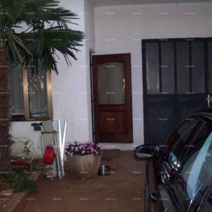 Prodaje se  kuća sa tri stana, Umag