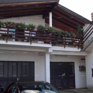 Prodaje se  kuća sa tri stana, Umag