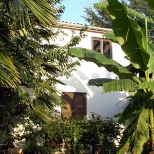 Prodaje se  kuća sa tri stana, Umag