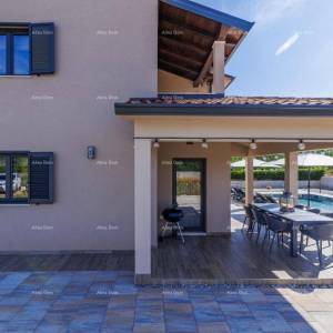 Prodaje se luksuzna vila s bazenom u zelenoj oazi u okolici Labina