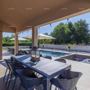 Prodaje se luksuzna vila s bazenom u zelenoj oazi u okolici Labina