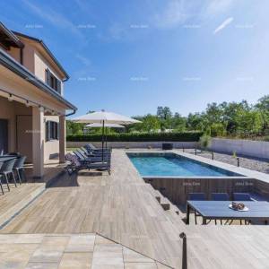 Prodaje se luksuzna vila s bazenom u zelenoj oazi u okolici Labina