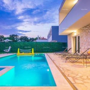 Prodaje se prekrasna i moderna villa sa bazenom u malom istarskom selu