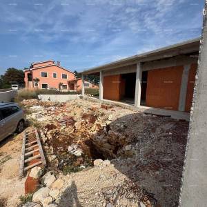 Prodaje se prizemnica sa bazenom- trenutno roh bau faza, Sveti Petar u Šumi- blizina Pazina!