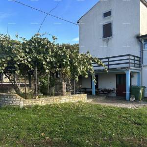 Prodaje se stara kamena duplex  kuća s pogledom na more