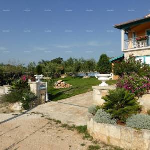 Prodaje se vila, blizina Marčane.