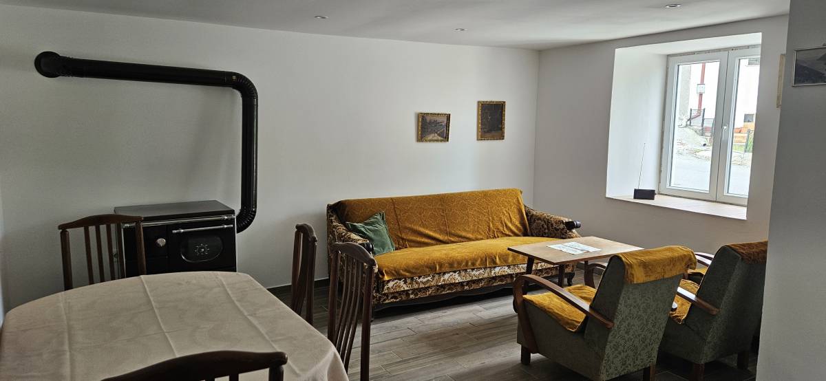 PRODAJEM ANTIKNI NAMJEŠTAJ (Oštećeni)