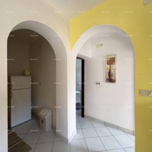 Prodajemo kuću sa sedam apartmana na velikoj okućnici sa bazenom i garažom. Banjole