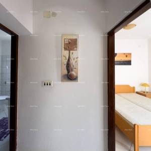 Prodajemo kuću sa sedam apartmana na velikoj okućnici sa bazenom i garažom. Banjole